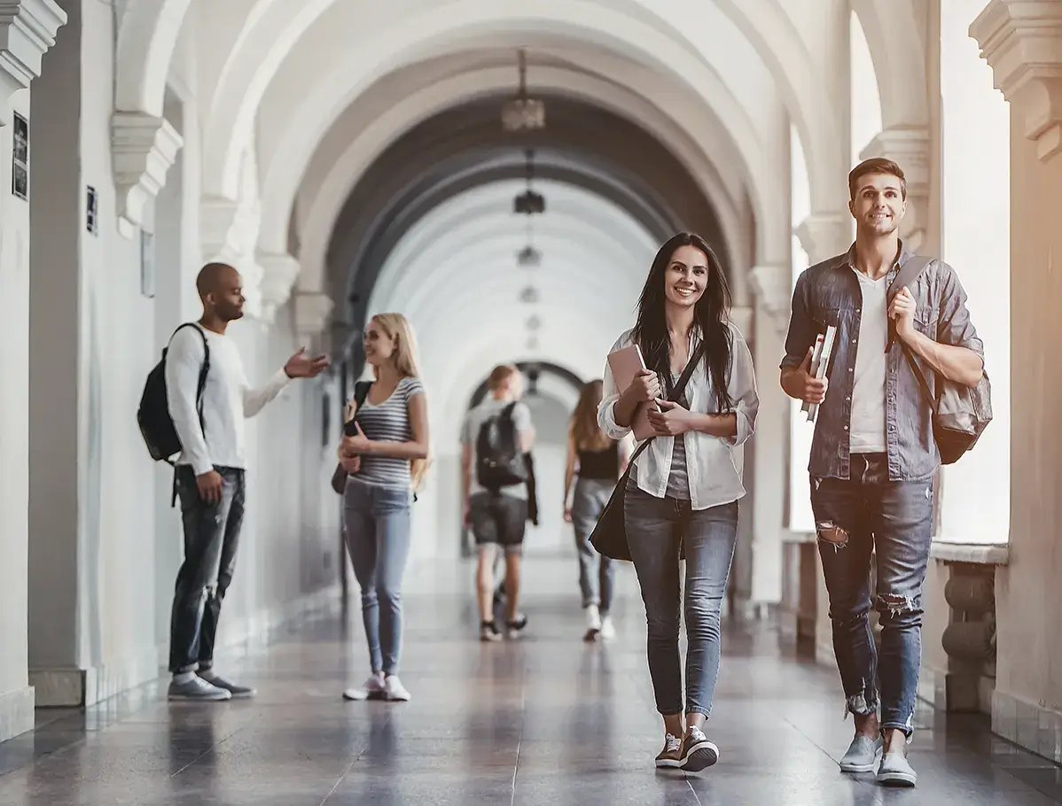 Corredor do centro de estudos com alguns alunos caminhando