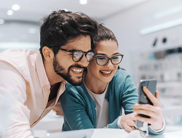 Fotografia de um casal tirando uma selfie com um smartphone