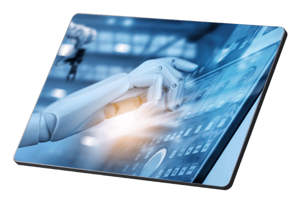 Mano de un robot revisando la pantalla táctil de un ipad futurista