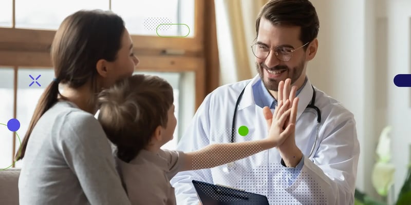 Doctor atiende a madre e hijo