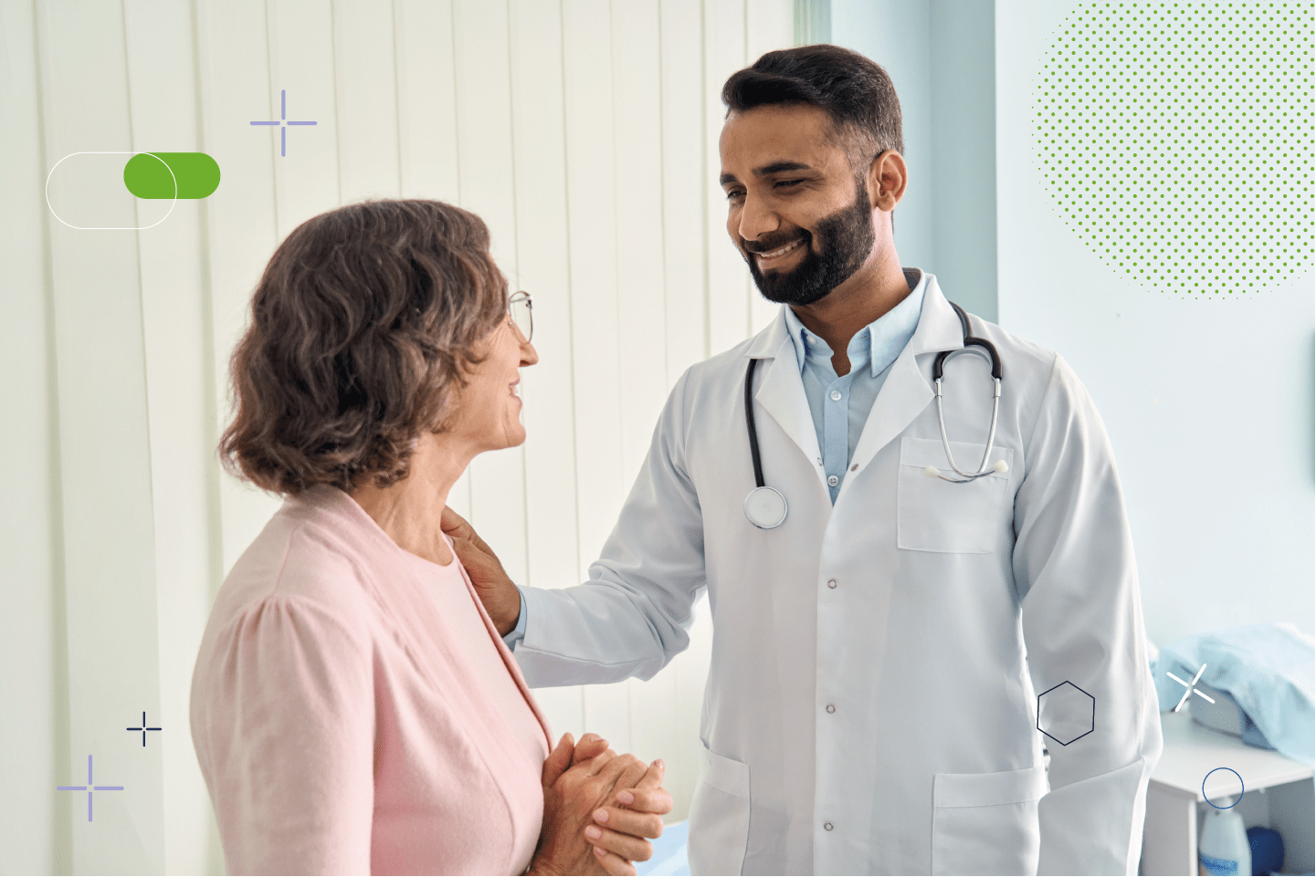 Doctor de sexo masculino conversa y sonríe con paciente de sexo femenino