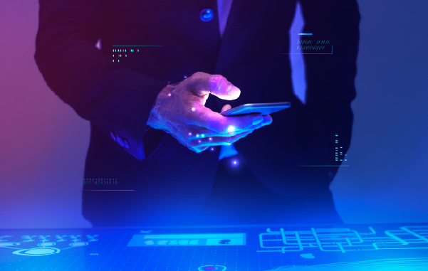 Hombre vestido de traje sostiene un smartphone, se ven hologramas en una mesa - ACF