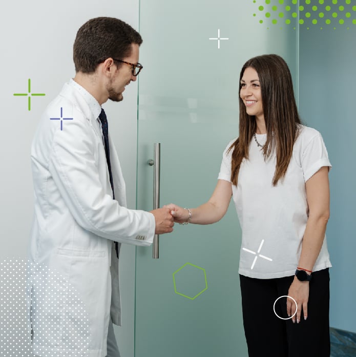 Doctor saluda a su paciente cuando ingresa a consulta