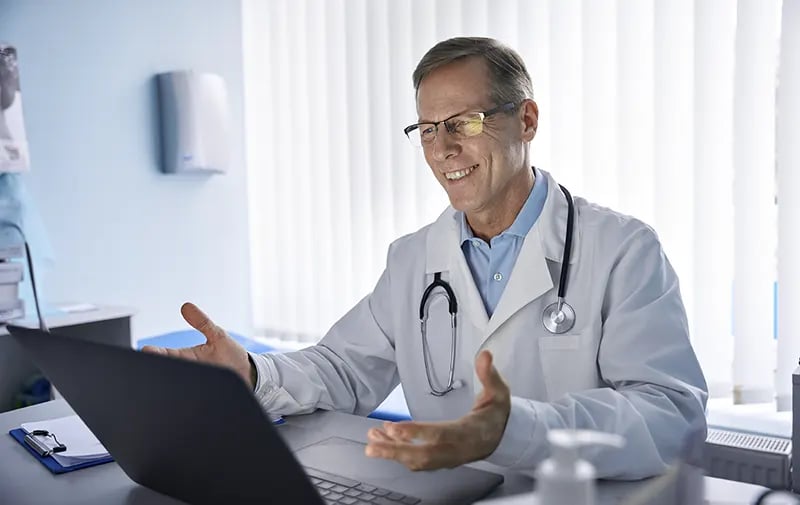 Doctor realizando una consulta por una videollamada a través de la plataforma ACF Technologies
