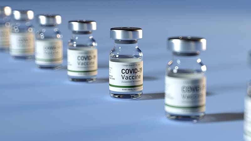 Fila de 7 contenedores de vacuna contra el COVID 19 sin marca