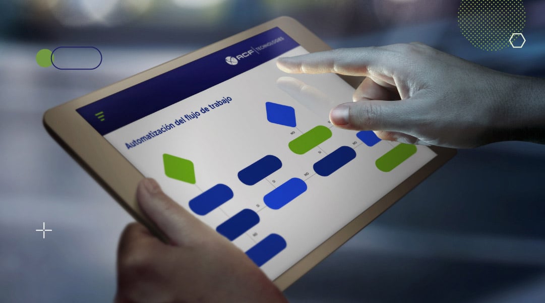 Manos sosteniendo una tablet con un gráfico de automatización del flujo de trabajo BPM de ACF Technologies.
