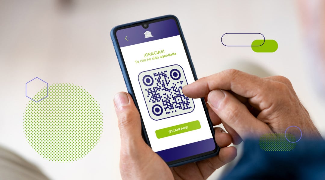 Cerca de manos sosteniendo un teléfono inteligente con un QR