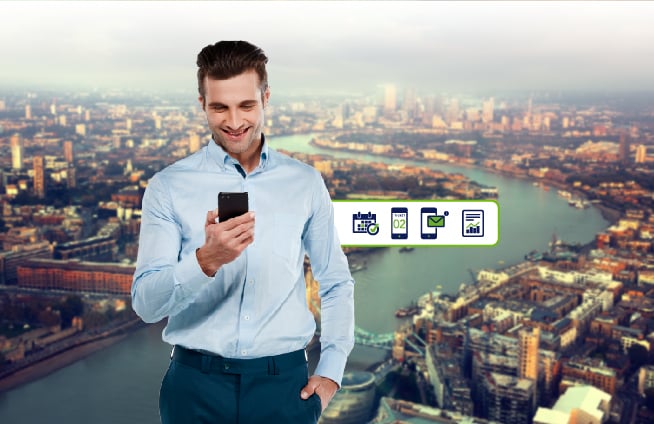 Hombre viendo su smartphone con una ciudad de fondo