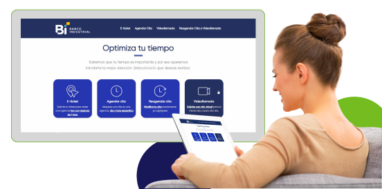 Mujer viendo el menú del sitio web de Banco Industrial