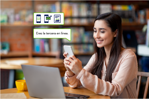 Mujer joven viendo su teléfono mientras espera su turno virtual en una biblioteca
