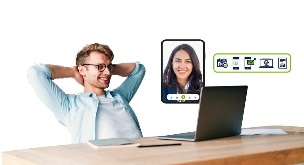 Hombre con gafas recostado sobre sus manos viendo su computadora mientras realiza una videollamada con una ejecutiva virtual