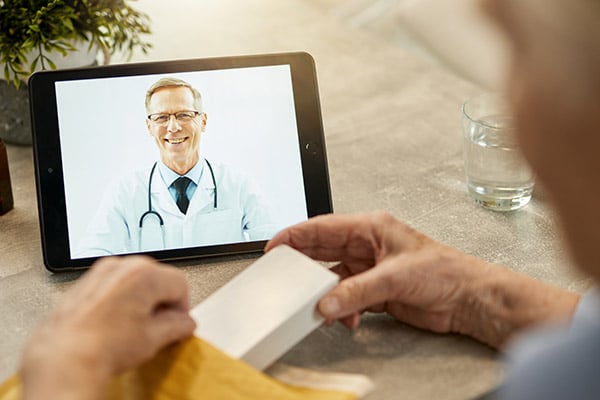 Paciente necesita el consejo de un especialista médico que se encuentra lejos
