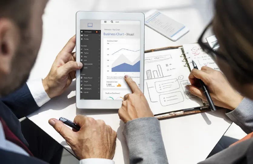 Mujer y hombre analizando datos de trabajo en un ipad