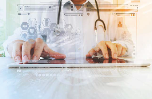 Vista cercana de un doctor trabajando en una tablet mientras tiene un estetoscopio en su cuello - ACF