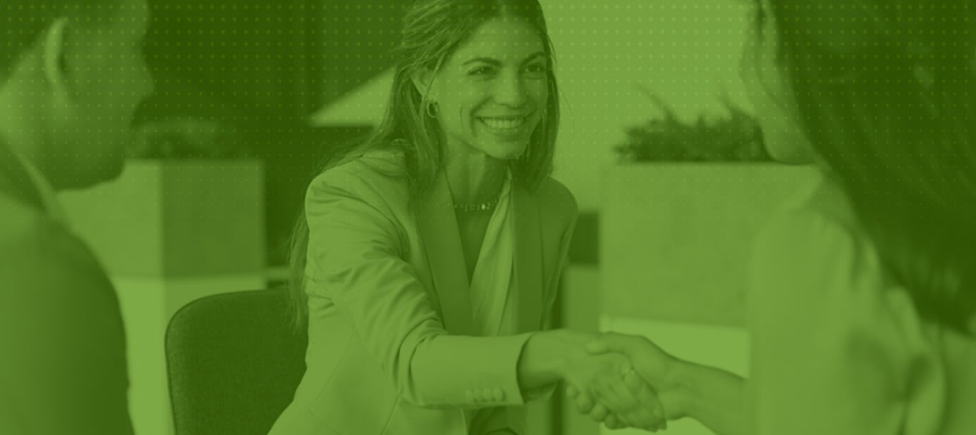 Clientes que tienen una buena experiencia de cliente en una tienda minorista de telecomunicaciones moderna.