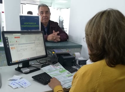 Aguas_del_ Saltillo_ACF_Technologies_CS_cliente_siendoatendido_ejecutiva_con_consola_de_servicio_QFlow