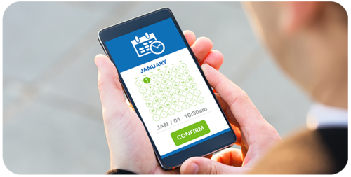 Paciente revisando aplicación de formato móvil para confirmar fecha de su cita en el calendario 