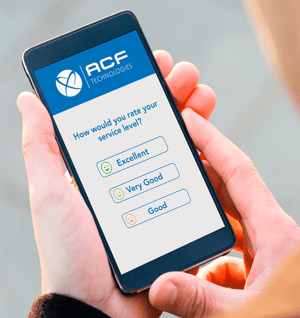 Manos revisando encuesta realizada a los consumidores de los servicios ACF en su celular