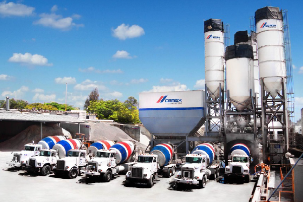 Camiones Cemex estacionados 