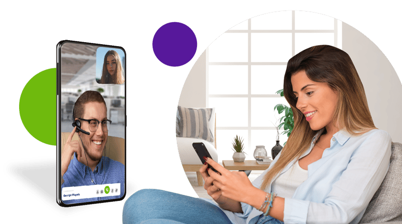 Jovem mulher com seu celular em videochamada no conforto de sua casa com executivo, celular com executivo na tela atendendo a videochamada