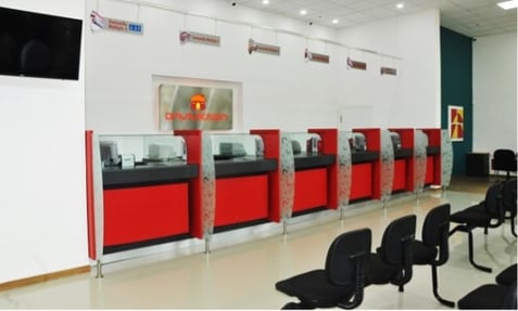 Seis mesones de atención al cliente y varias sillas fijas