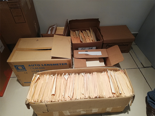 Siete cajas repletas de archivos antiguos de la empresa