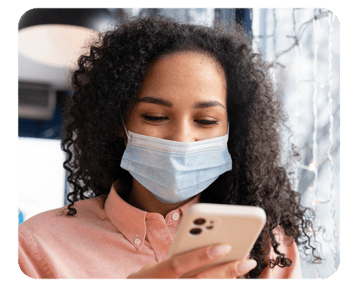 Profesional de salud utilizando tecnología digital para gestionar la atención al paciente.
