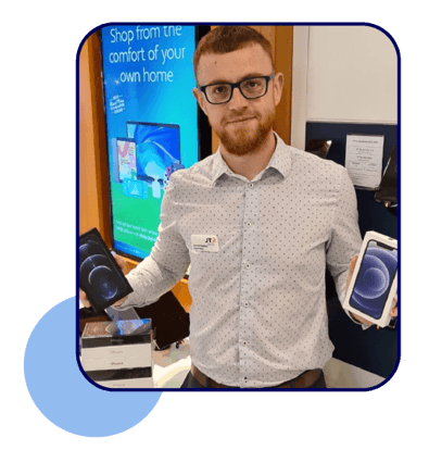 hombre joven sosteniendo dos dispositivos móviles