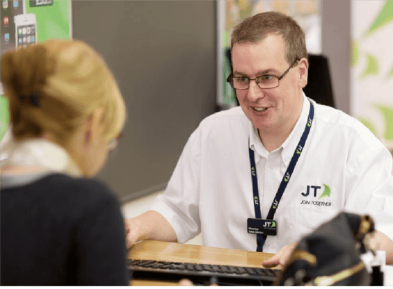 agente de servicio de jersey telecom masculino atendiendo una cliente femenina