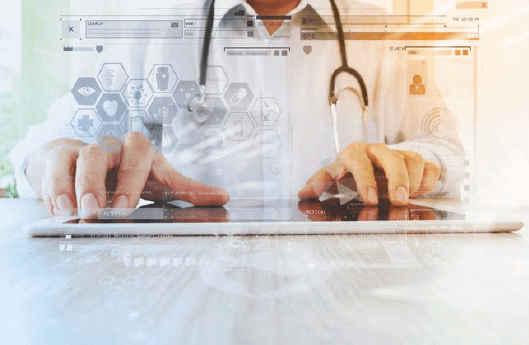 Vista cercana de un doctor trabajando en una tablet mientras tiene un estetoscopio en su cuello