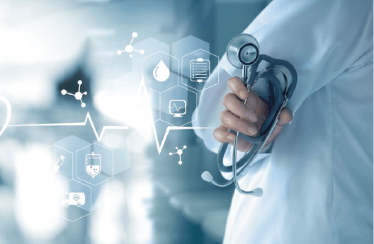 Brazo de un doctor sosteniendo un estetoscopio