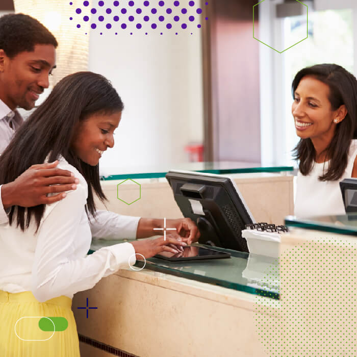 Clientes satisfechos al recibir una buena experiencia de compra