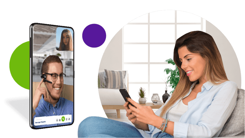 Jovem mulher com seu celular em videochamada no conforto de sua casa com executivo, celular com executivo na tela atendendo a videochamada