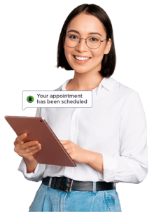 Mujer joven con tablet en su mano recibiendo notificación de que su cita está programada