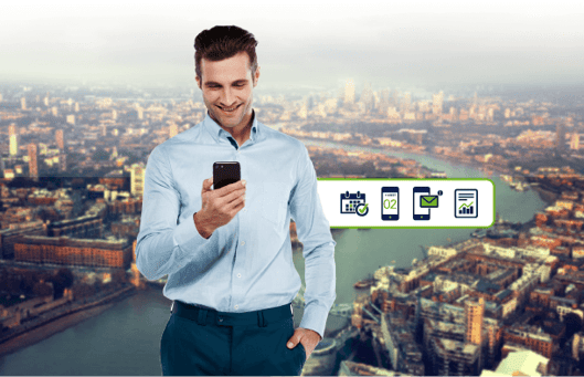 Hombre viendo su smartphone con una ciudad de fondo
