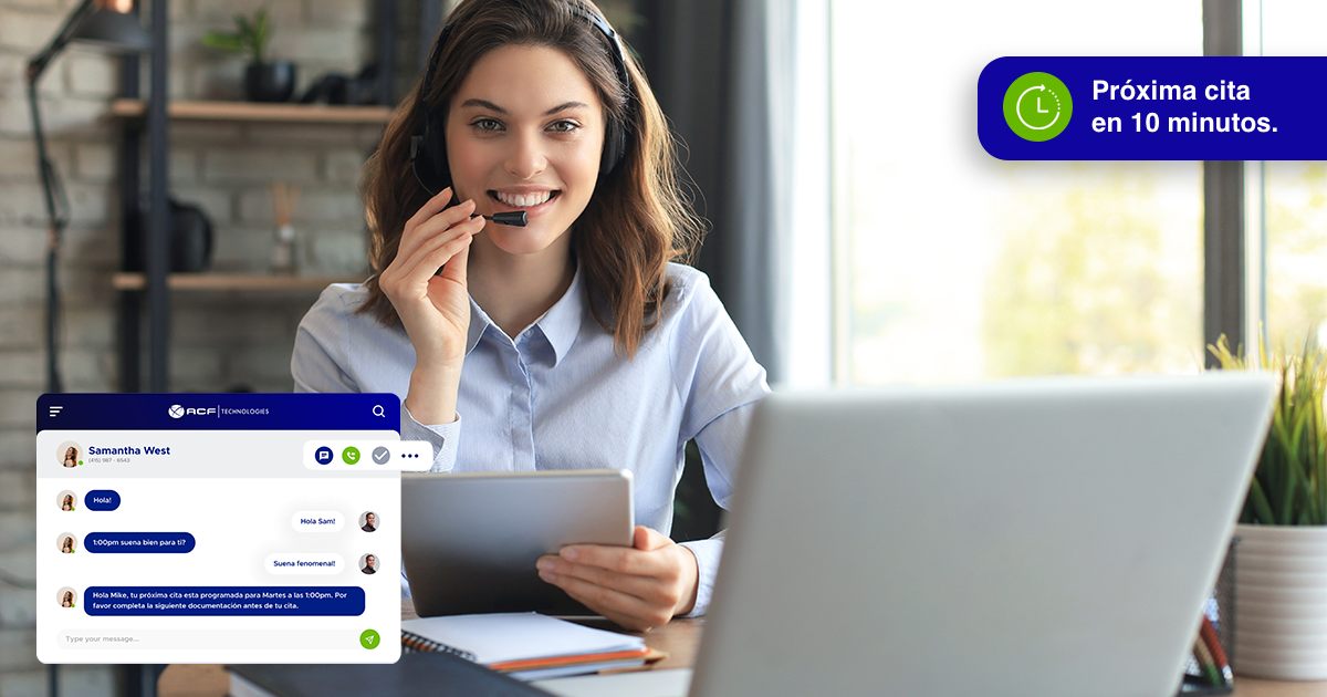 Mujer frente a computadora realizando una video llamada con auriculares - ACF