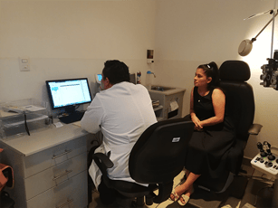 Mujer siendo atendida por médico especialista en oftalmología
