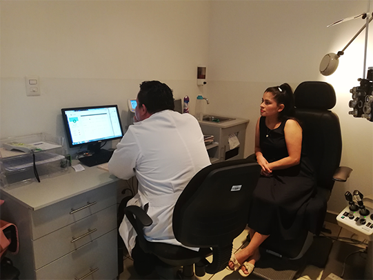 Mujer siendo atendida por médico especialista en oftalmología
