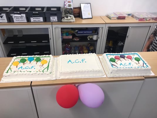 Mesa en donde se visualizan tortas para la celebración empresarial organizada