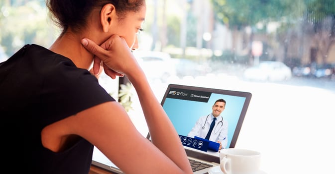 Doctor atendiendo en una videollamada a mujer instalada en una cafetería