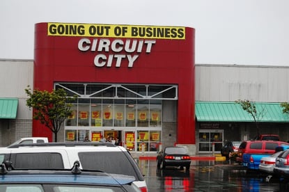 Fotografía de frontis de una tienda de Circuit City con un letrero de Going out of business