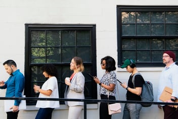 La espera que cuesta clientes: cómo la gestión inteligente de filas transforma la experiencia en el punto de servicio