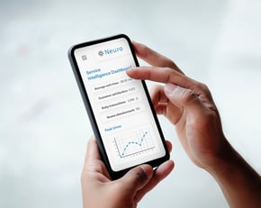 Profesionales analizando datos y tecnología para mejorar la experiencia del cliente con inteligencia artificial.