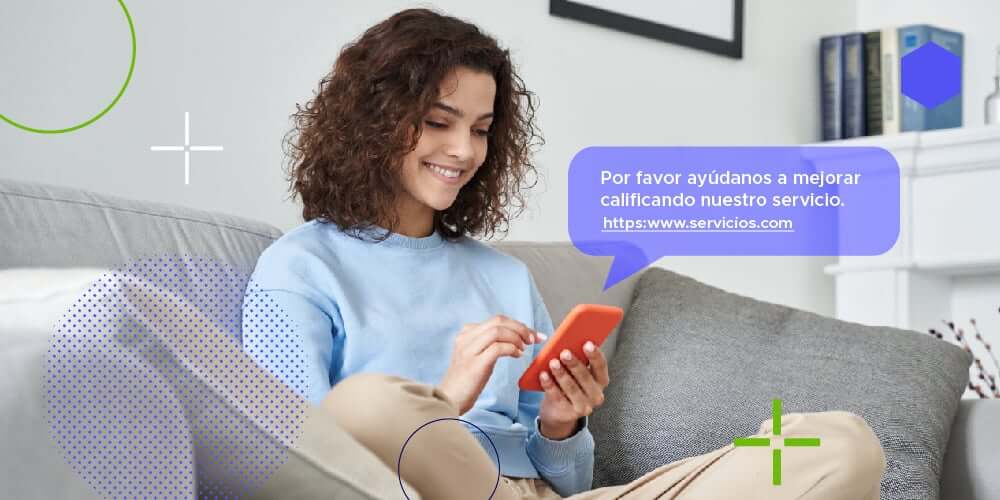 Mujer revisa su teléfono para acceder a una encuesta - ACF Technologies - Grabaciones y encuestas