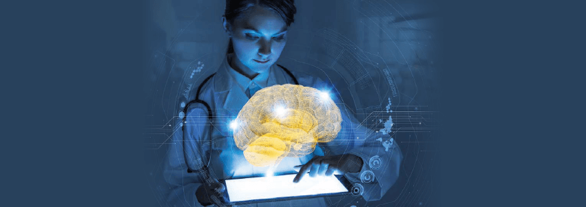 Doctora viendo una tablet que proyecta un holograma de un cerebro