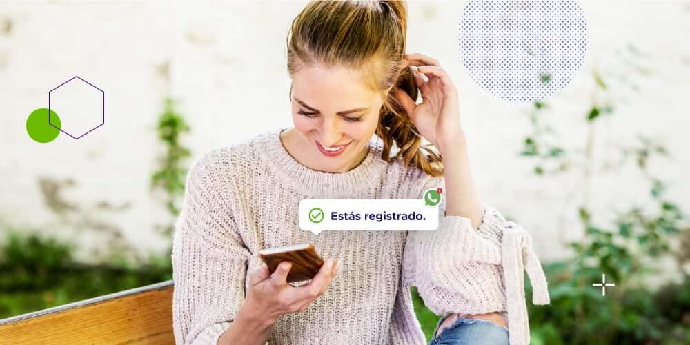 Mujer ve notificación en su teléfono acerca de su cita programada