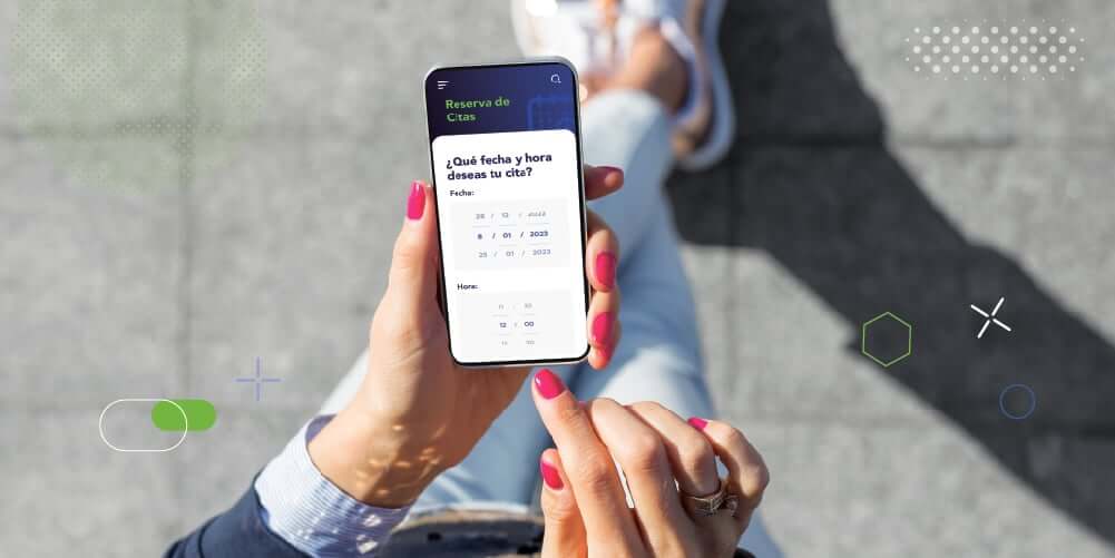 Manos de una mujer utilizando su smartphone para agendar una cita por medio de Q-Flow