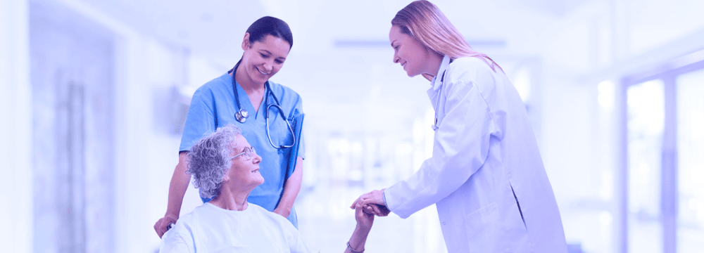 Médica e enfermeira que cuida de um paciente idoso em uma cadeira de rodas, um idoso em uma bata