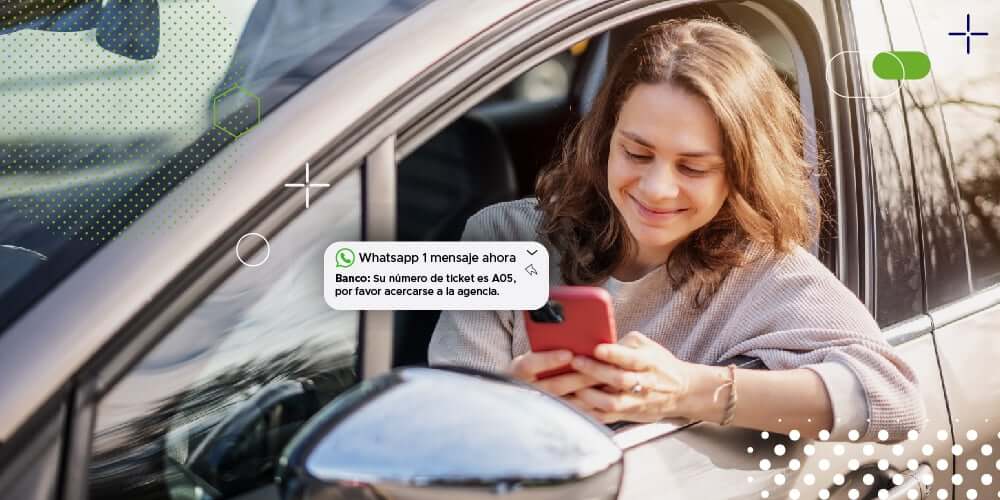 Mujer revisa un mensaje mientras está estacionada que le informa que su turno se acerca