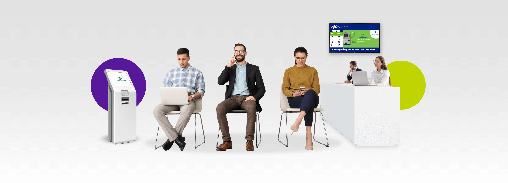 Sala de espera onde dois homens e uma mulher estão sentados com sinalização digital da marca aguas de saltillo